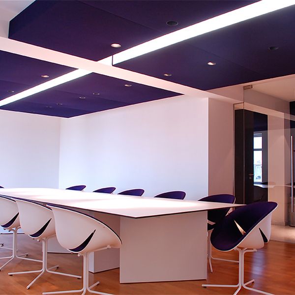 panneaux acoustiques au plafond avec éclairage dans la salle de réunion